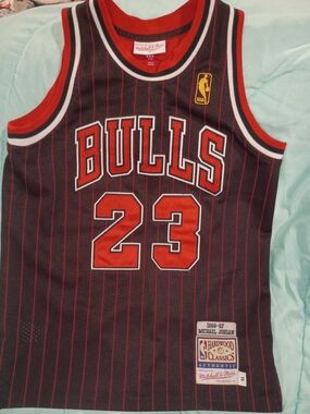 Hardwood Classic 96-97 Mitchell & Ness Bulls Jordan #23 Pinstripe Size M Jersey